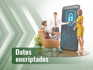Hombre sentado frente a un celular observando dos personas que le muestran un casino seguro con encriptación de datos.