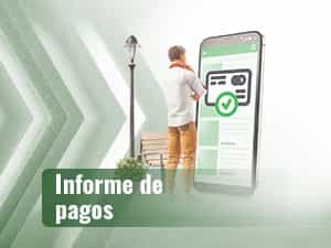 Hombre mirando un celular revisando el informe de pagos de un casino en línea.