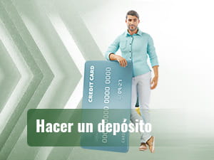 Hombre apoyado en una tarjeta de crédito gigante.