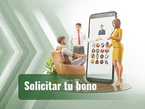 Dos personas haciendo una presentación sobre juegos de blackjack en un teléfono móvil gigante