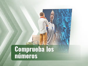 Espectador de pie observando la imagen de una futbolista en la pantalla plana.