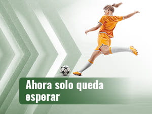 Jugadora de fútbol pateando un balón.