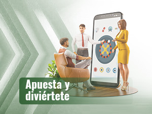 Hombre atendiendo una presentación para jugar a la ruleta de la fortuna