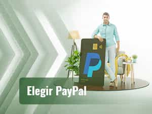 Hombre apoyado en una tarjeta bancaria, aceptada en los casinos online con PayPal