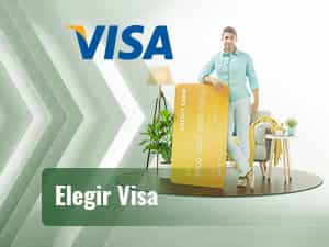 Hombre apoyado en una tarjeta bancaria, aceptada en los casinos online con Visa
