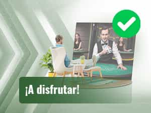 Persona disfrutando de casinos con blackjack online