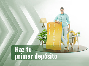 Un hombre posa junto a una tarjeta bancaria de grandes dimensiones.