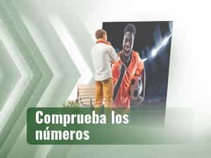 Espectador de pie observando la imagen de un futbolista en la pantalla plana.