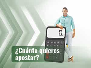 Hombre de pie junto a una gran calculadora.