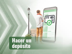 Hombre ante un móvil enorme escogiendo el método de pago en una app de casino con dinero real.