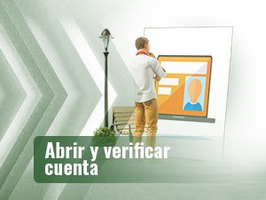 Hombre verificando su cuenta para jugar a las loterías online del Perú.
