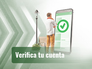 Un hombre de pie frente a un móvil de gran tamaño con un símbolo de verificación en pantalla.