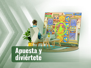 Una persona sentada en una silla jugando a Queen of the Pyramids Cash Collect en una gran pantalla.