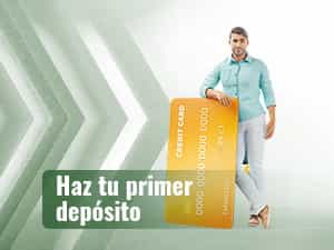 Hombre apoyado en una tarjeta mientras hace su primer depósito