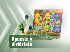 Una persona sentada en una silla jugando a Silver Bullet Bandit Cash Collect en una gran pantalla.