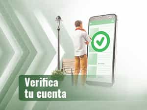 Hombre pensativo mirando un cartel de
verificación de identidad.