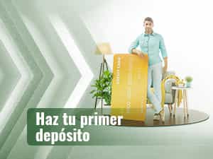 Hombre apoyado en una tarjeta de crédito
gigante.