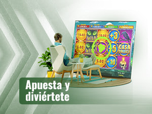 Una persona sentada en una silla jugando a Witches Cash Collect frente a una gran pantalla.