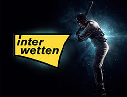 Un jugador bateando y el logotipo Interwetten, casa que ofrece apuestas al béisbol en España.