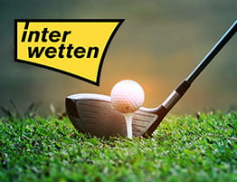 Un palo y una bola de golf, y el logotipo de Interwetten, casa que ofrece apuestas de golf en España.
