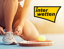 Una tenista y el logotipo de la casa de apuestas Interwetten que ofrece apuestas a tenis en España.