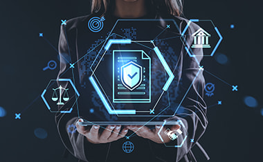 Mujer sosteniendo un portátil del que sale un holograma de un documento con escudo de seguridad.