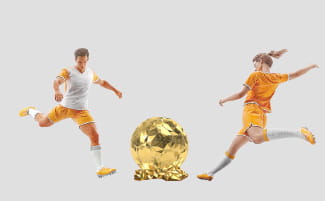 Una jugadora y un jugador golpeando una balón de oro con el pie