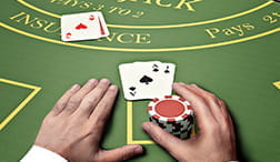 Un usuario jugando al blackjack en una mesa de casino.