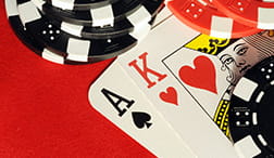 Fichas y cartas de blackjack online.