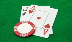 Dos cartas y una ficha de póker.