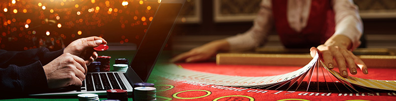 Crupier ante una mesa de blackjack en vivo.