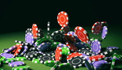 Fichas de poker sobre un tablero