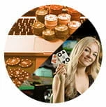 Crupier de casino en vivo con fichas y cartas