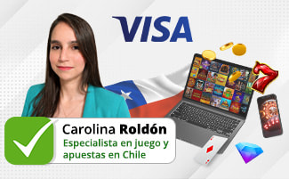La autora Emilia Rojas al lado de la bandera de Chile, un portátil y fichas de casino apiladas