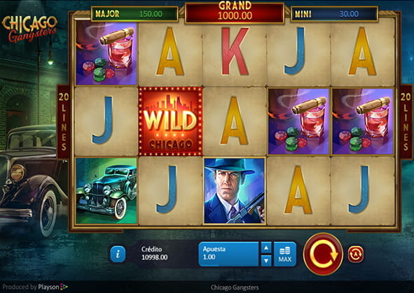 Partida a la slot Chicago Gangsters de Playson. En sus 5 rodillos aparecen algunos de los principales símbolos; a ambos lados de los rodillos, aparece una típica calle de la ciudad con un coche de los años 20.