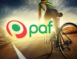 Un ciclista y el logotipo de la casa de apuestas Paf que acepta apuestas a ciclismo.