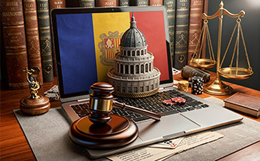 Portátil con una bandera de Andorra, un mazo judicial y una balanza sobre un escritorio.