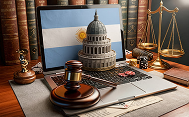 Portátil con una bandera de Argentina, un mazo judicial y una balanza sobre un escritorio.