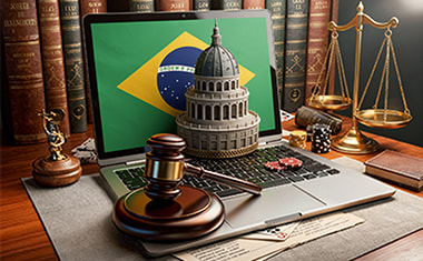 Portátil con una bandera de Brasil, un mazo judicial y una balanza sobre un escritorio.