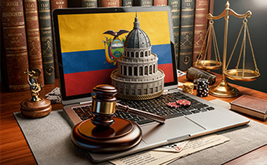 Portátil con una bandera de Ecuador, un mazo judicial y una balanza sobre un escritorio.