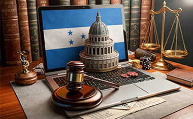 Portátil con una bandera de Honduras, un mazo judicial y una balanza sobre un escritorio.