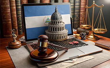 Portátil con una bandera de Nicaragua, un mazo judicial y una balanza sobre un escritorio.