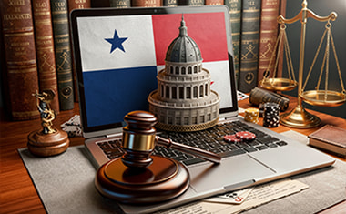 Portátil con una bandera de Panama, un mazo judicial y una balanza sobre un escritorio.