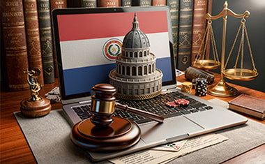 Portátil con una bandera de Paraguay, un mazo judicial y una balanza sobre un escritorio.