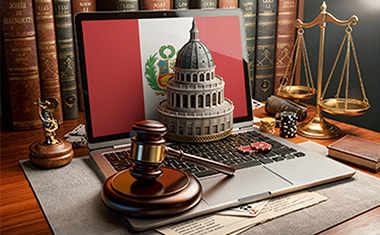 Portátil con una bandera de Perú, un mazo judicial y una balanza sobre un escritorio.