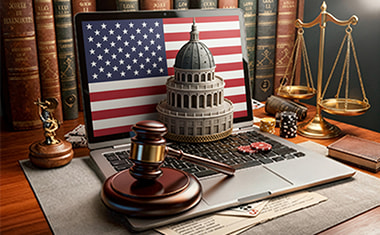 Portátil con una bandera de Estados Unidos, un mazo judicial y una balanza sobre un escritorio.