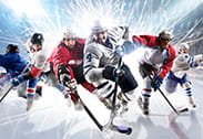 Diversos jugadores de hockey sobre hielo se disputan el disco.
