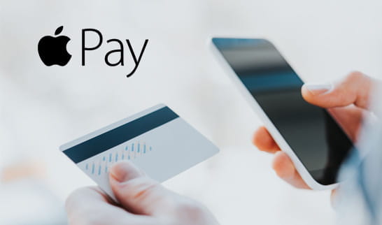 Una persona realiza un pago con Apple Pay a través de su iPhone.