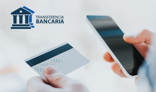 Persona pagando por transferencia bancaria en un casino online.