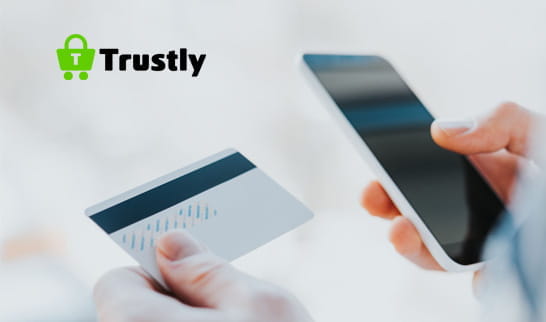 Una persona realiza un pago a través del móvil con Trustly.
